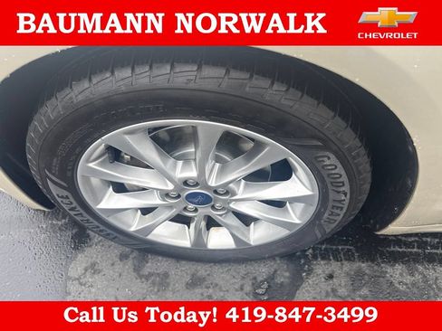 Used 2017 Ford Fusion SE w/ Fusion SE Technology Package FWD image 11