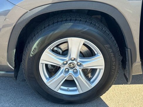 Used 2023 Toyota Highlander L image 26