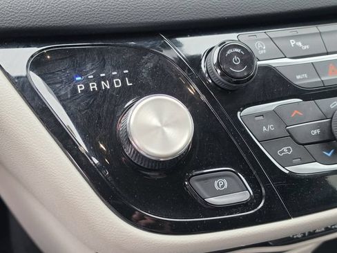 Used 2023 Chrysler Pacifica Touring-L FWD image 36