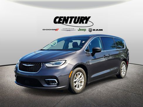 Used 2023 Chrysler Pacifica Touring-L FWD image 8