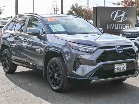 Used 2022 Toyota RAV4 SE image 3