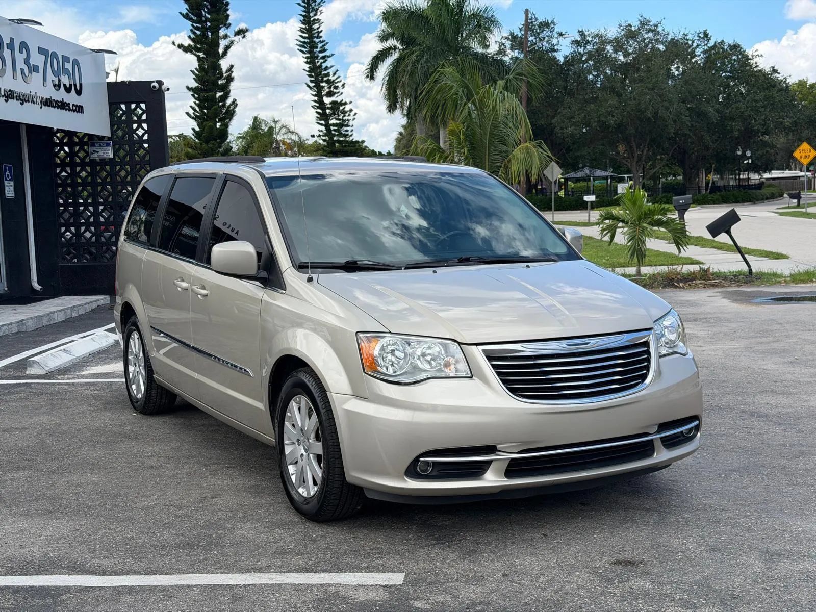 Used 2016 Chrysler Town & Country Touring FWD image 3