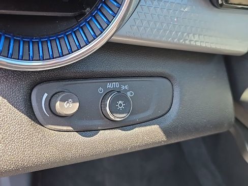 Used 2025 Chevrolet Trax LT w/ LT Convenience Package FWD image 17