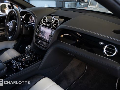Used 2020 Bentley Bentayga Plug-In Hybrid image 32