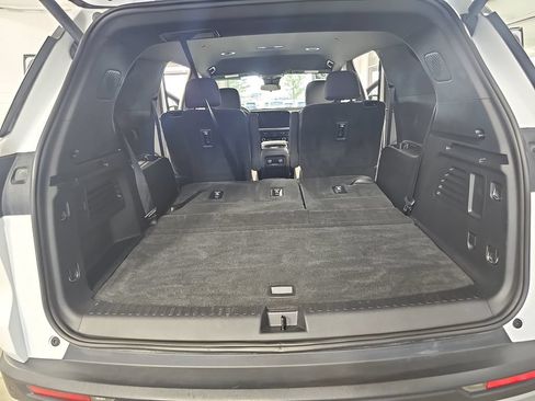 Used 2025 Chevrolet Traverse LT FWD image 18
