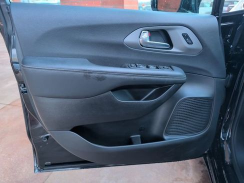 Used 2025 Chrysler Pacifica Select image 13