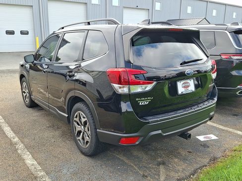 Used 2021 Subaru Forester Premium AWD/4WD image 3