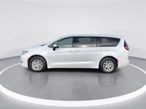 Used 2023 Chrysler Voyager LX image 5