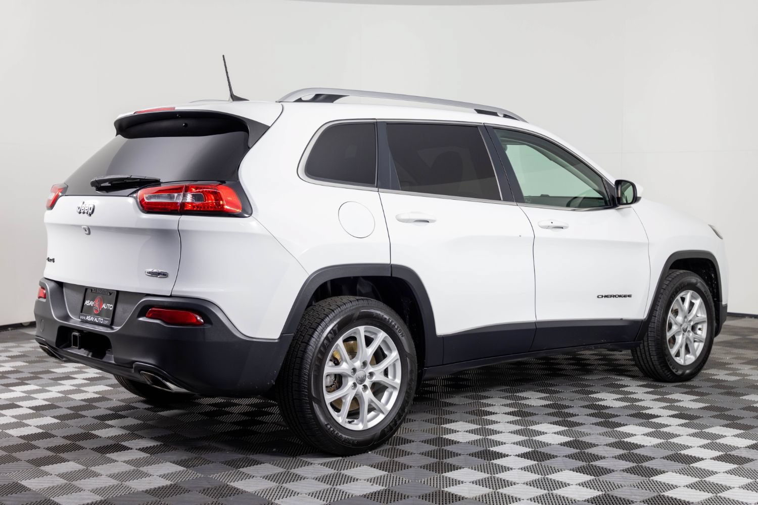 Used 2018 Jeep Cherokee Latitude Plus w/ Cold Weather Group AWD/4WD image 8