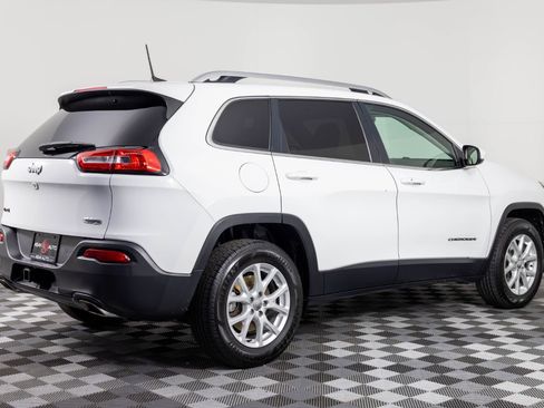 Used 2018 Jeep Cherokee Latitude Plus w/ Cold Weather Group AWD/4WD image 8