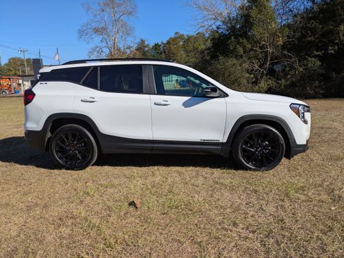 Used 2024 GMC Terrain SLE w/ Driver Convenience Package image 3