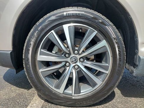 Used 2022 Toyota Venza LE image 6