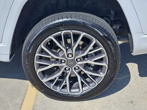 Used 2023 Jeep Grand Cherokee L Summit AWD/4WD image 8