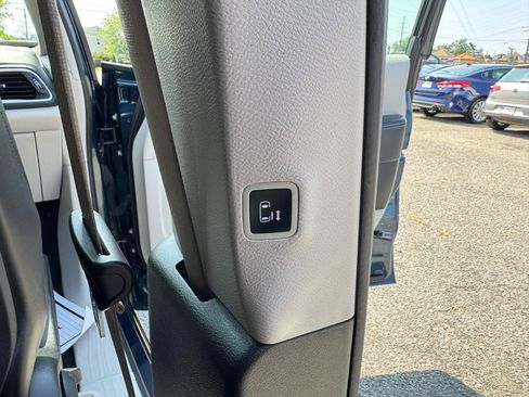 Used 2023 Chrysler Pacifica Touring-L FWD image 46