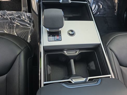 Certified 2025 Land Rover Range Rover SE image 26