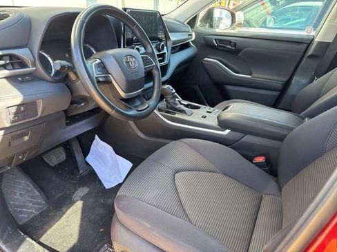 Used 2024 Toyota Highlander LE image 14