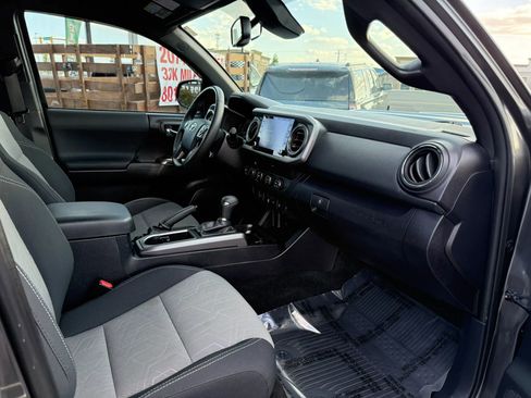 Used 2020 Toyota Tacoma TRD Sport image 17