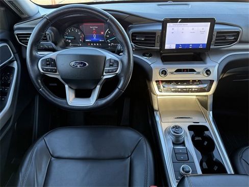 Certified 2022 Ford Explorer XLT w/ Equipment Group 202A image 8