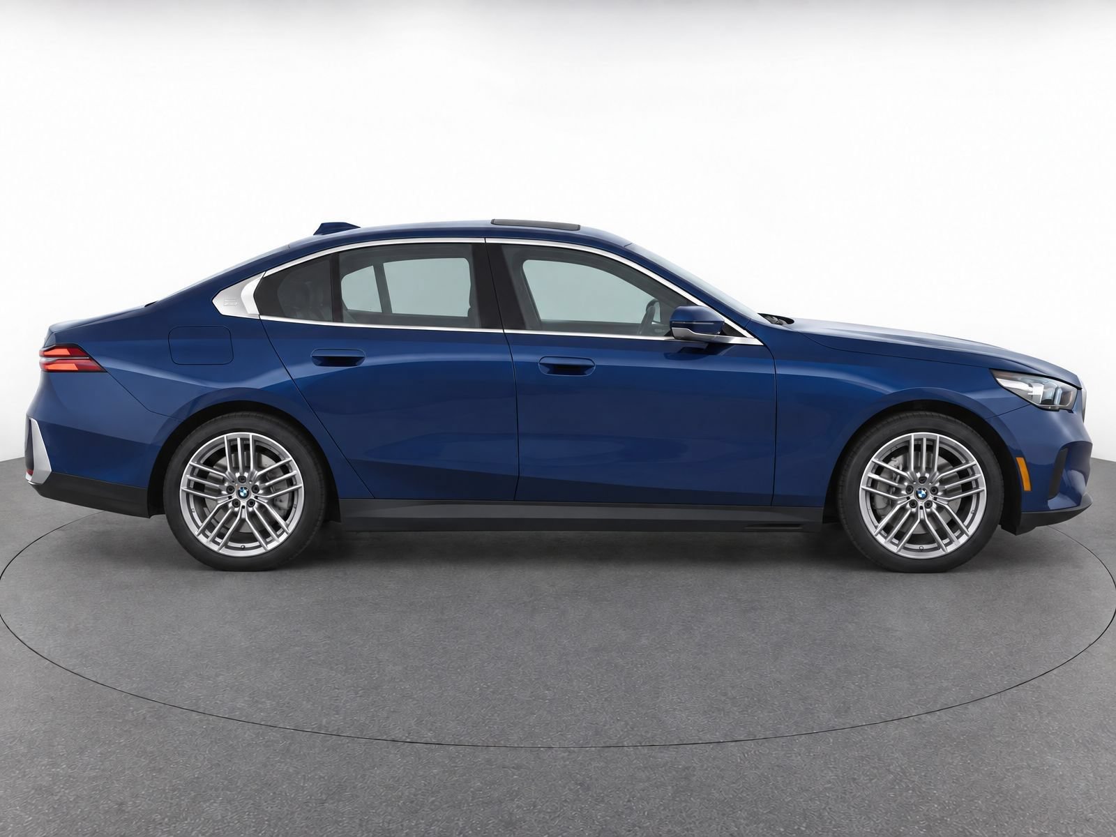 Used 2024 BMW 530i w/ Premium Package RWD image 4