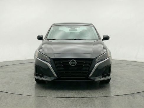 Used 2025 Nissan Altima 2.5 SV FWD image 2