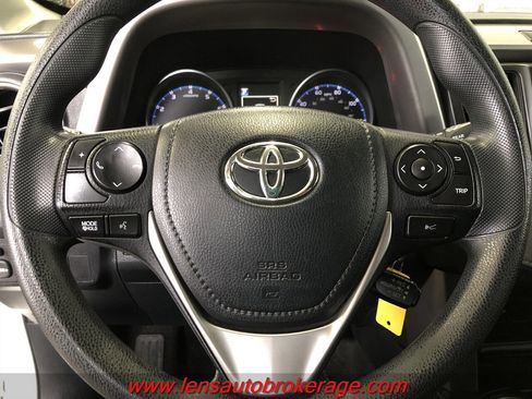 Used 2018 Toyota RAV4 LE image 9