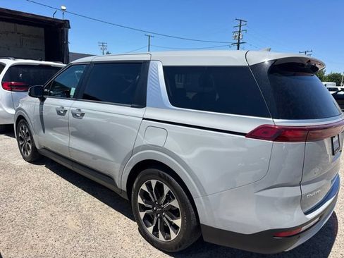 Used 2024 Kia Carnival EX FWD image 8