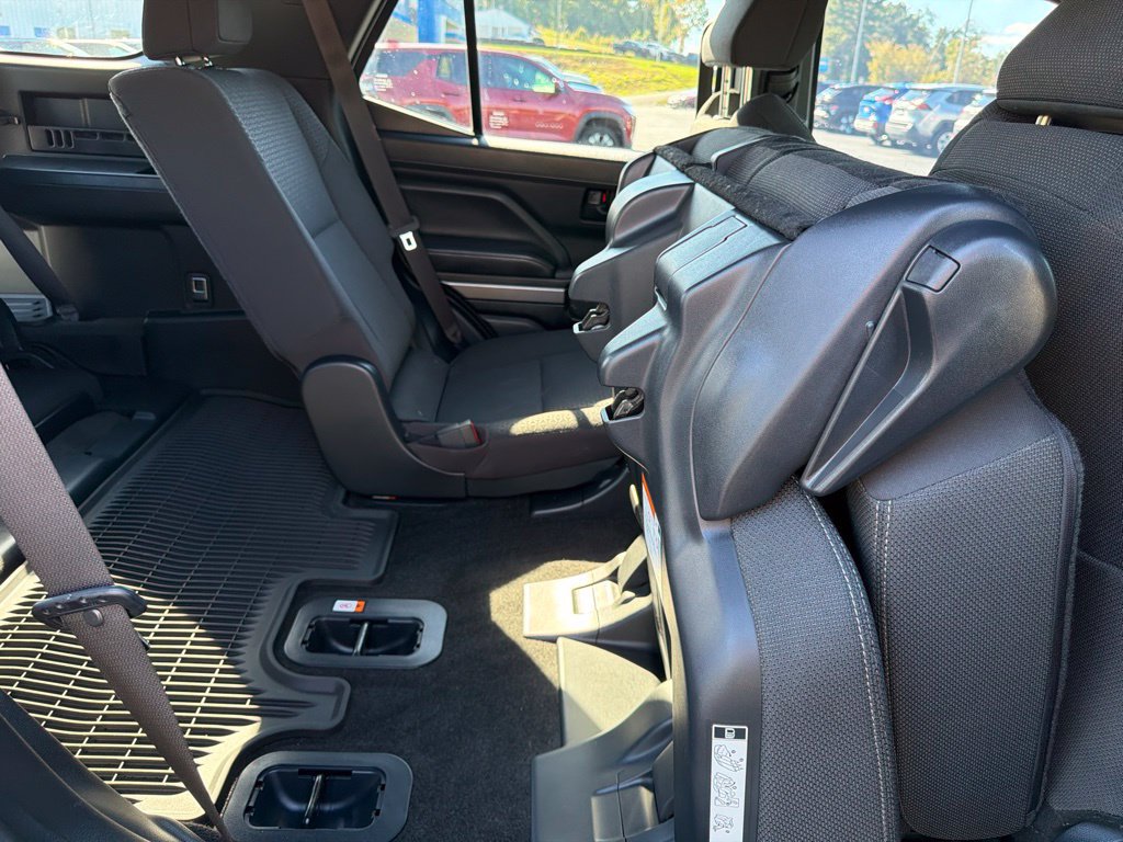 Used 2025 Toyota 4Runner SR5 AWD/4WD image 38