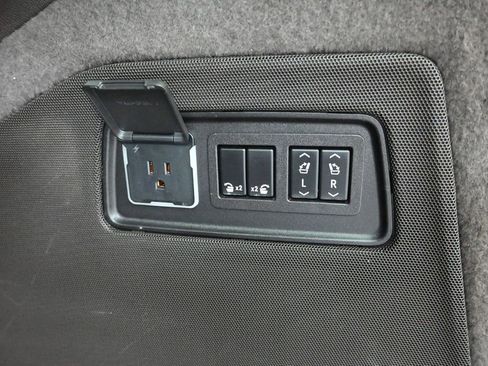 Used 2023 Cadillac Escalade Premium Luxury w/ Performance Package AWD/4WD image 27