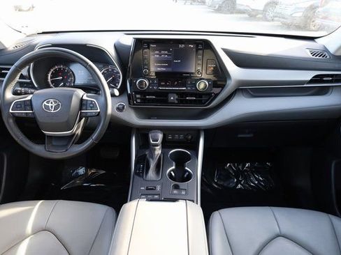 Used 2022 Toyota Highlander XLE image 17