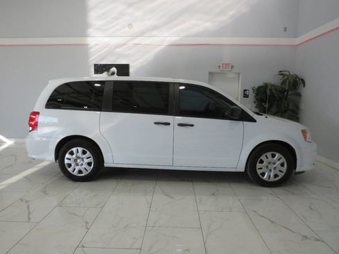 Used 2019 Dodge Grand Caravan SE image 3