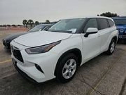 Used 2023 Toyota Highlander LE image 3