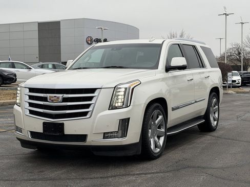 Used 2015 Cadillac Escalade Luxury image 4