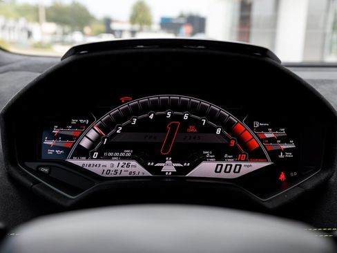 Used 2018 Lamborghini Huracan Performante AWD/4WD image 9