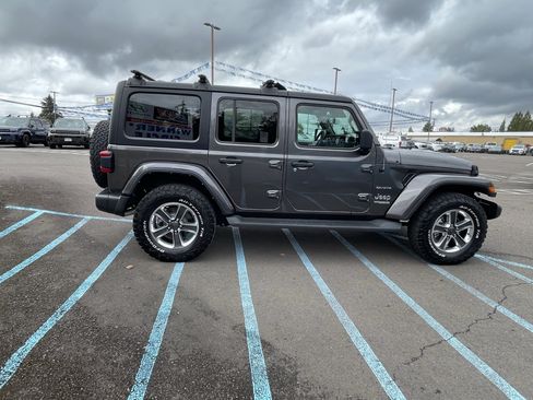 Used 2022 Jeep Wrangler Unlimited Sahara w/ LED Lighting Group AWD/4WD image 6