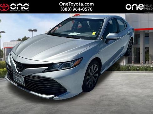 Used 2018 Toyota Camry LE FWD image 1