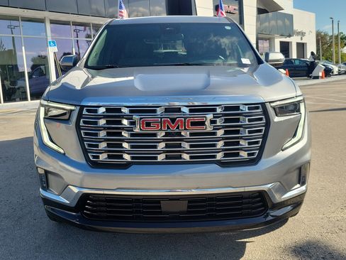 Used 2024 GMC Acadia Denali image 2