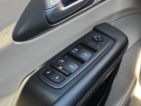 Used 2024 Chrysler Pacifica Limited FWD image 17
