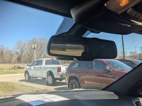 Used 2016 Jeep Grand Cherokee Laredo 75th Anniversary image 31