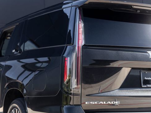 Used 2024 Cadillac Escalade ESV V AWD/4WD image 11