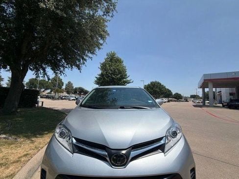 Used 2020 Toyota Sienna LE FWD image 2