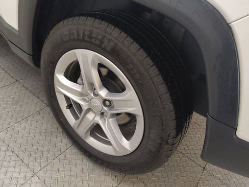 Used 2024 Jeep Compass Latitude AWD/4WD image 31