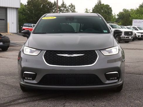 Used 2025 Chrysler Pacifica Select FWD image 2