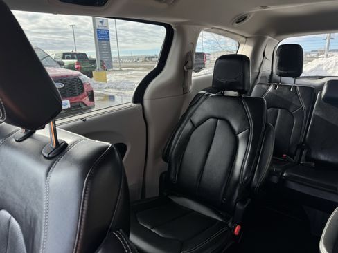 Used 2024 Chrysler Pacifica Touring-L image 12