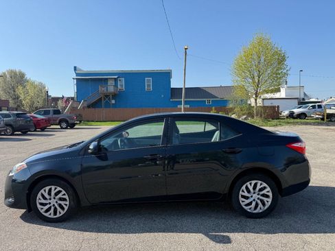 Used 2018 Toyota Corolla LE FWD image 2