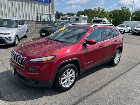 Used 2017 Jeep Cherokee Latitude w/ Cold Weather Group AWD/4WD image 3