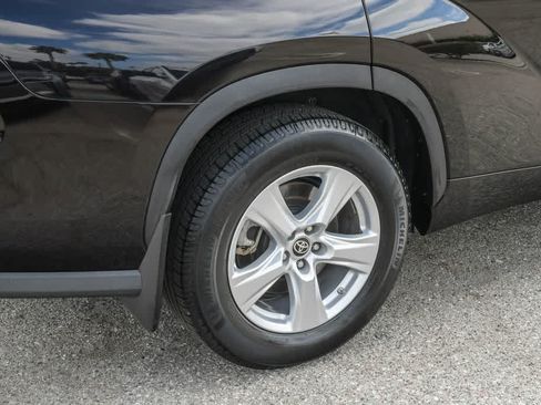 Used 2020 Toyota Highlander LE FWD image 10