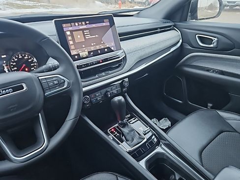 Used 2024 Jeep Compass Latitude image 8
