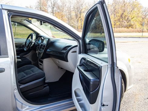 Used 2019 Dodge Grand Caravan SE image 17