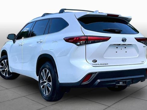 Used 2022 Toyota Highlander XLE AWD/4WD image 11