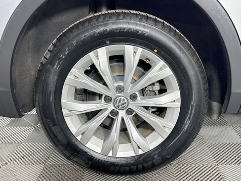 Used 2020 Volkswagen Tiguan S image 31